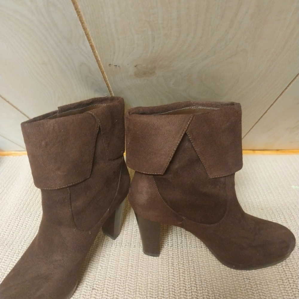 Brown suede boot with heel